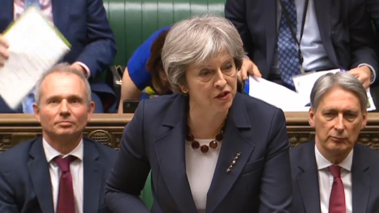 Das Bild zeigt Theresa May, Premierministerin von Großbritannien. Sie spricht im Parlament.
