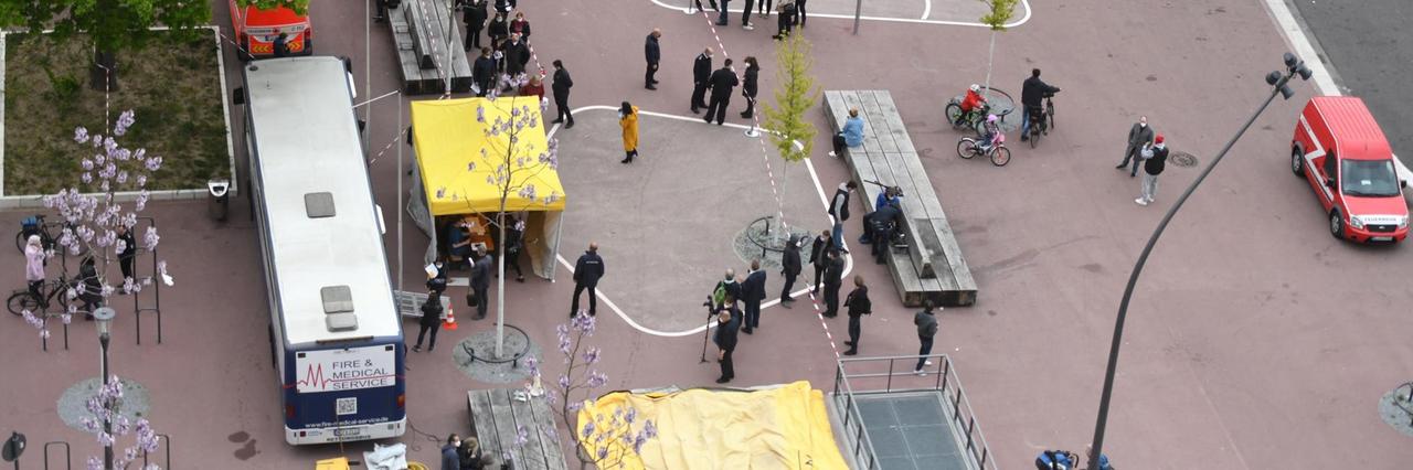 Menschen stehen im Kölner Stadtteil Chorweiler Schlange, um eine Corona-Impfung zu erhalten. Menschen stehen im Kölner Stadtteil Chorweiler Schlange, um eine Corona-Impfung zu erhalten.