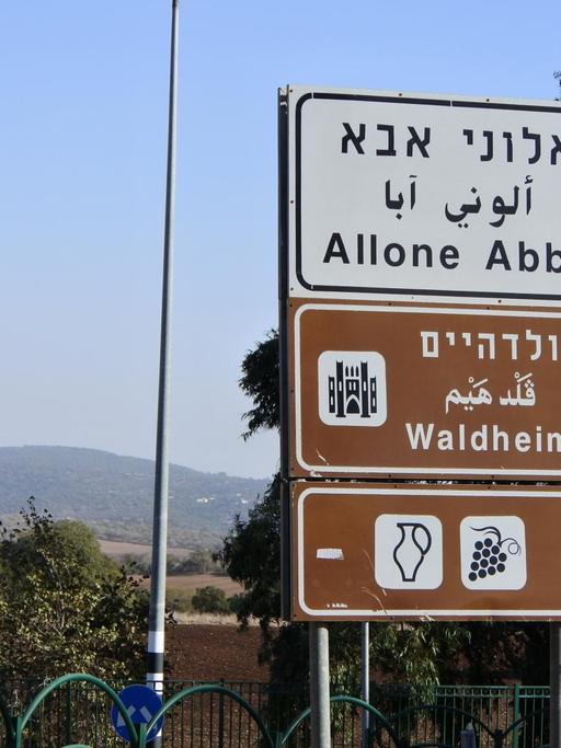 Hinweisschilder zur Siedlung Waldheim, gegründet von der deutschen-evangelsichen Gemeinde Haifa