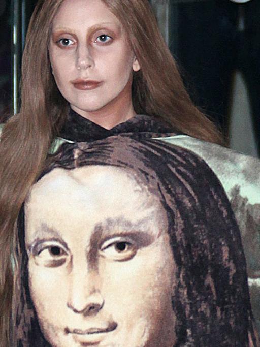 Die Popmusikerin Lady Gaga trägt ein Mona-Lisa-Outfit