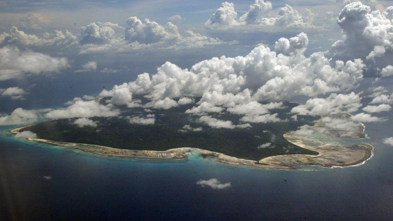 Luftaufnahme der Insel North Sentinel, teil der Andaman-Gruppe im indischen Ozean. Das betreten der Insel war bis vor kurzem von der Indischen Regierung verboten um den Schutz der dort lebenden Ethnie von Sammlern und Jägern zu gewährleisten. Die Sentinelesen gehören zu den ältesten Völkern der Welt und leben in strikter Isolation von der Zivilsation.
(AP Photo/Gautam Singh) | Luftaufnahme der Insel North Sentinel, teil der Andaman-Gruppe im indischen Ozean. Das betreten der Insel war bis vor kurzem von der Indischen Regierung verboten um den Schutz der dort lebenden Ethnie von Sammlern und Jägern zu gewährleisten. Die Sentinelesen gehören zu den ältesten Völkern der Welt und leben in strikter Isolation von der Zivilsation.
(AP Photo/Gautam Singh) |
