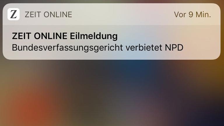 Eine falsche Eilmeldung zum NPD-Verbot auf einem Mobiltelefon Eine falsche Eilmeldung zum NPD-Verbot auf einem Mobiltelefon