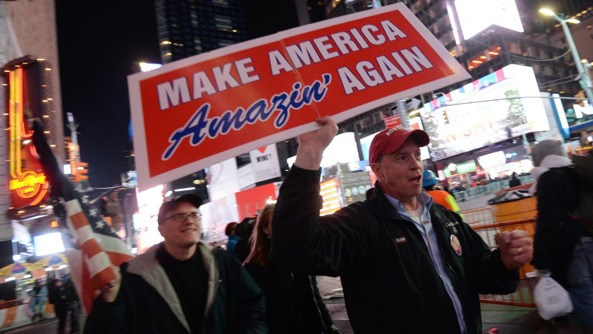 Trump-Anhänger in Siegeslaune auf dem Times Square in New York Trump-Anhänger in Siegeslaune auf dem Times Square in New York