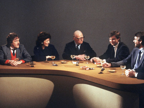 Moderator Werner Höfer (Mitte) und die Gäste der 35-jährigen Jubiläumsendung seiner ARD-Diskussionsrunde "Internationaler Frühschoppen" 1987 Moderator Werner Höfer (Mitte) und die Gäste der 35-jährigen Jubiläumsendung seiner ARD-Diskussionsrunde "Internationaler Frühschoppen" 1987