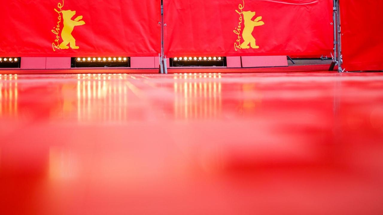 Barrieren mit dem Aufdruck der Berlinale-Bären stehen auf einem leeren, roten Teppich.