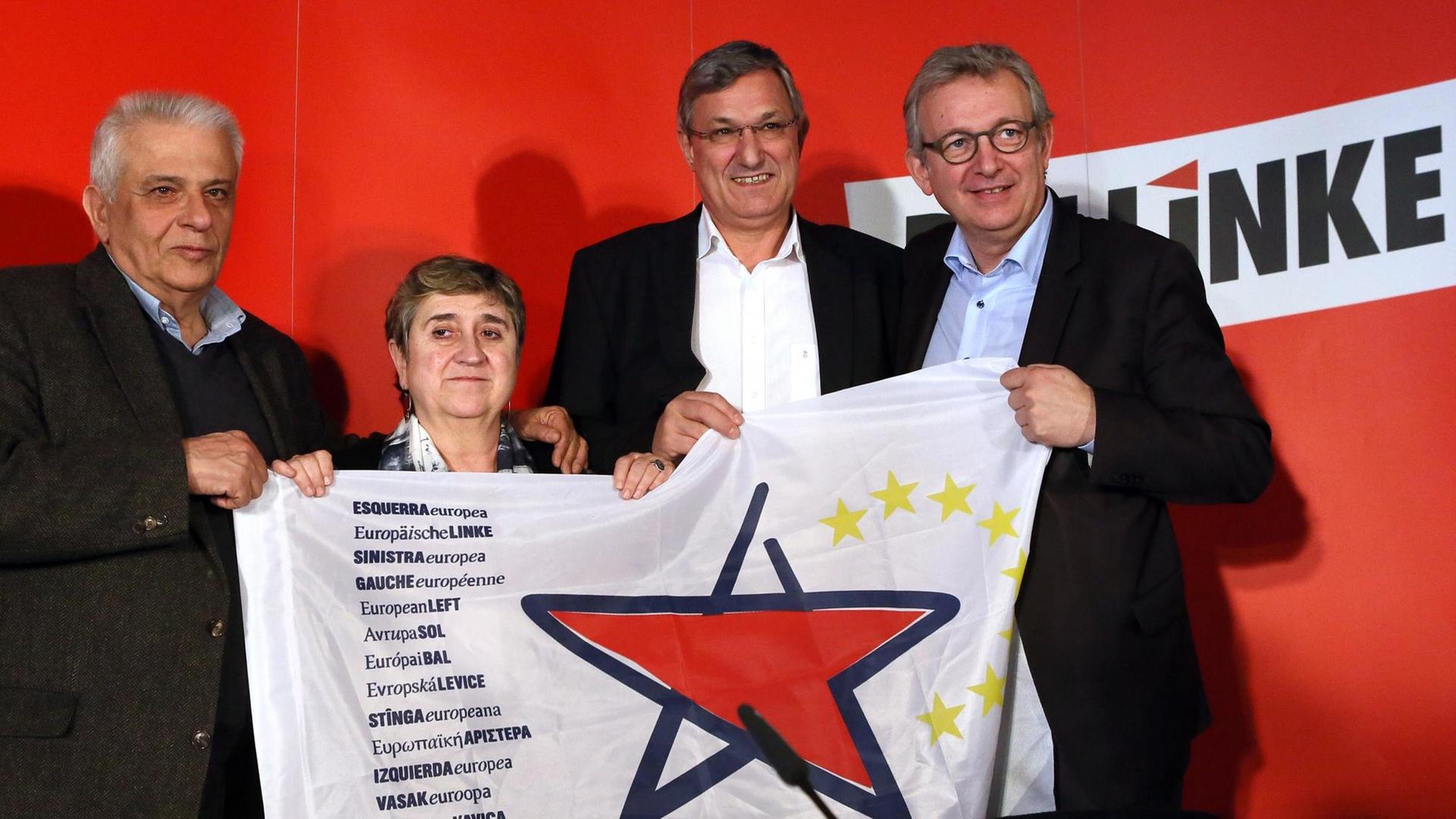 Die Politiker der Europäischen Linken Theodoros Paraskevopoulos (Syriza), Maite Mola (Vereinigte Linke/Izquierda Unida), Bernd Riexinger, Pierre Laurent (Kommunistische Partei Frankreichs/PCF), nebeneinander stehend.