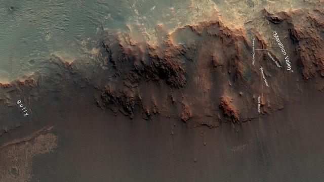 Der Marsrover Opportunity, der sich zuletzt im Marathon-Valley aufgehalten hat, soll nun den Marsgully am linken Bildrand erkunden