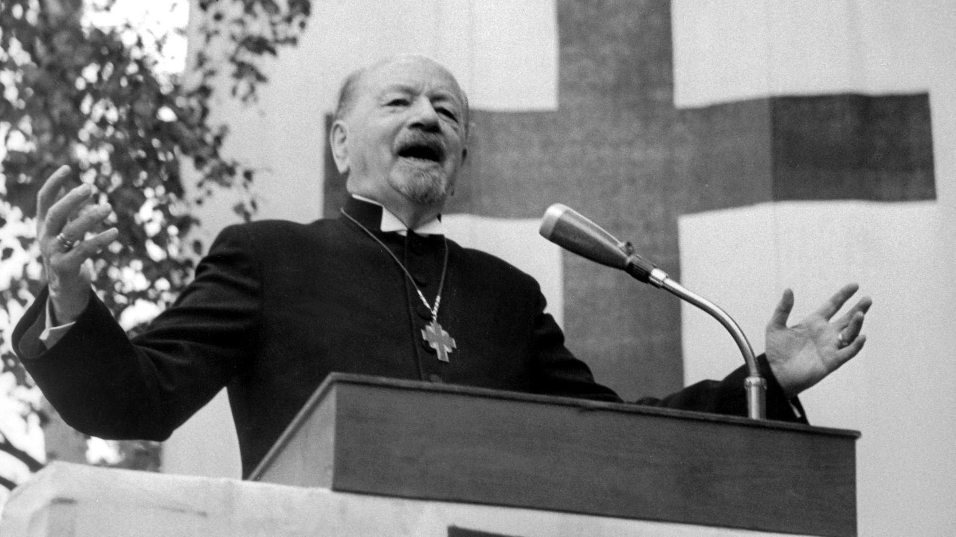Der Berliner Bischof Otto Dibelius, Vorsitzender des Rates der Evangelischen Kirche Deutschlands, spricht während des Evangelischen Kirchtentages 1959 in München vor Mitarbeitern des Münchner Siemens-Betriebes über die Lage in Berlin und der Ostzone. Der Berliner Bischof Otto Dibelius, Vorsitzender des Rates der Evangelischen Kirche Deutschlands, spricht während des Evangelischen Kirchtentages 1959 in München vor Mitarbeitern des Münchner Siemens-Betriebes über die Lage in Berlin und der Ostzone.