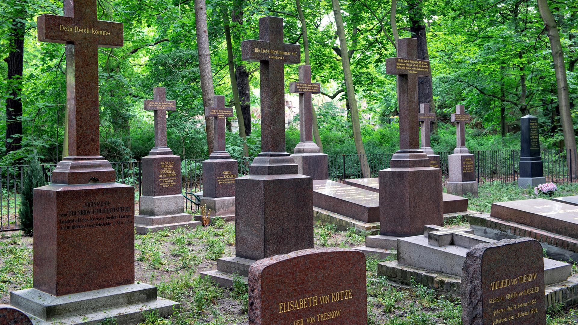 Der Friedhof der Familie von Treskow auf dem Gelände des Tierparks Friedrichsfelde in Berlin. Der Friedhof der Familie von Treskow auf dem Gelände des Tierparks Friedrichsfelde in Berlin.