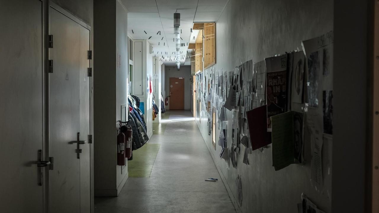 Blick in einen dunklen, leeren Schulkorridor
