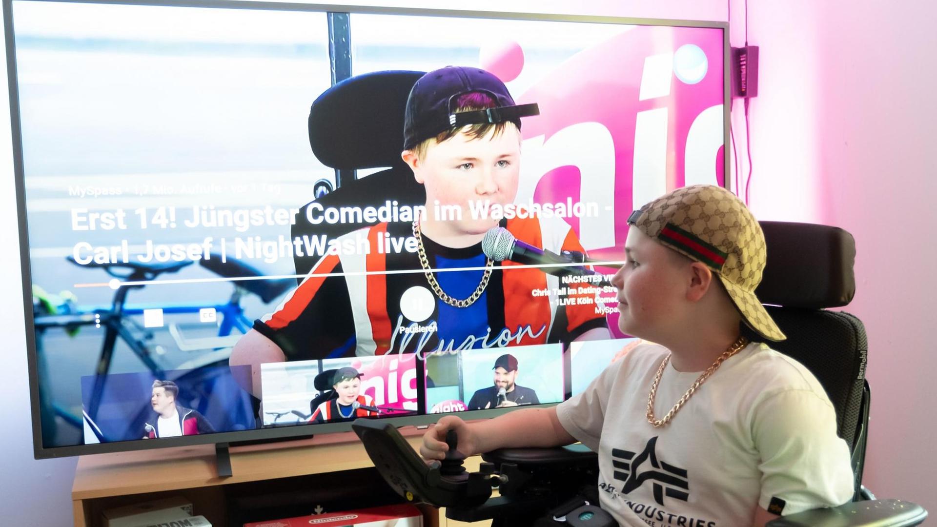Der junge Comedian Carl Josef Statnik sitzt in seinem Rollstuhl vor seinem PC. Carl begeistert mit Scherzen über seine Behinderung das Netz. Der junge Comedian Carl Josef Statnik sitzt in seinem Rollstuhl vor seinem PC. Carl begeistert mit Scherzen über seine Behinderung das Netz.