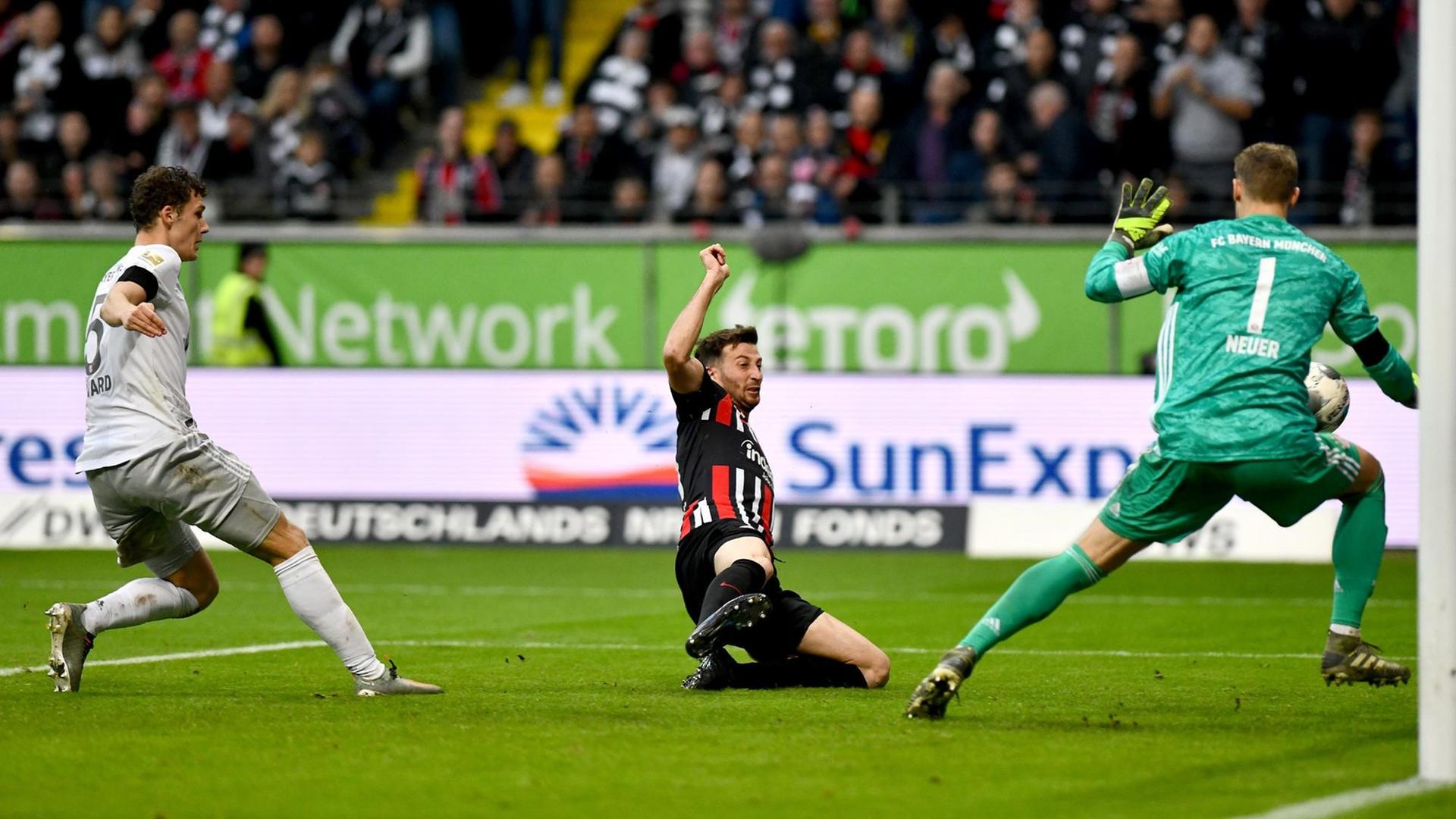 Torschuss zum 3:1 durch David Abraham (Eintracht Frankfurt) im Spiel gegen den FC Bayern München am 02.11.19. Am Ende verlor der FC Bayern 1:5. Torschuss zum 3:1 durch David Abraham (Eintracht Frankfurt) im Spiel gegen den FC Bayern München am 02.11.19. Am Ende verlor der FC Bayern 1:5.