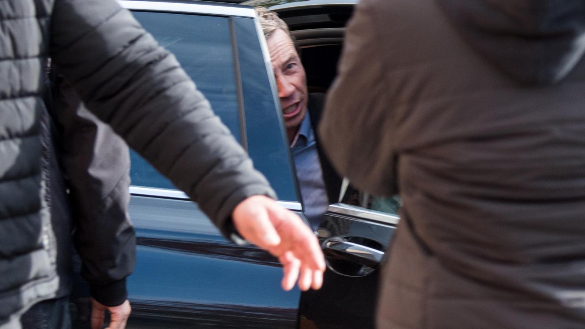 AfD-Mitbegründer Bernd Lucke verlässt nach einer Vorlesung an der Universität Hamburg das Gelände. AfD-Mitbegründer Bernd Lucke verlässt nach einer Vorlesung an der Universität Hamburg das Gelände.