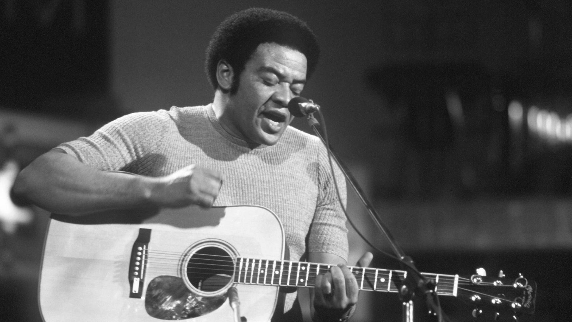 Der amerikanische Sänger, Gitarrist und Songschreiber Bill Withers bei einem Musikfestival im französischen Cannes im Jahr 1973. Der amerikanische Sänger, Gitarrist und Songschreiber Bill Withers bei einem Musikfestival im französischen Cannes im Jahr 1973.