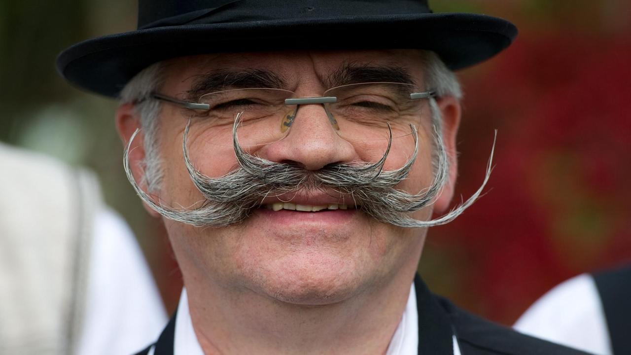 Dieser Mann präsentierte sich bei der World Championships der Bartträger. Prämiert werden jedes Jahr die schönsten und kunstvollsten Bärte. Die Veranstaltung war 2015 im österreichischen Leogang. 350 Männer aus 20 Nationen nahmen teil. Dieser Mann präsentierte sich bei der World Championships der Bartträger. Prämiert werden jedes Jahr die schönsten und kunstvollsten Bärte. Die Veranstaltung war 2015 im österreichischen Leogang. 350 Männer aus 20 Nationen nahmen teil.