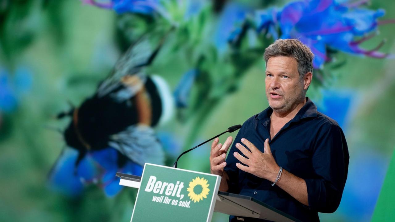 Robert Habeck, Bundesvorsitzender von Bündnis 90/Die Grünen, spricht bei der Bundesdelegiertenkonferenz seiner Partei zu den Mitgliedern. Robert Habeck, Bundesvorsitzender von Bündnis 90/Die Grünen, spricht bei der Bundesdelegiertenkonferenz seiner Partei zu den Mitgliedern.