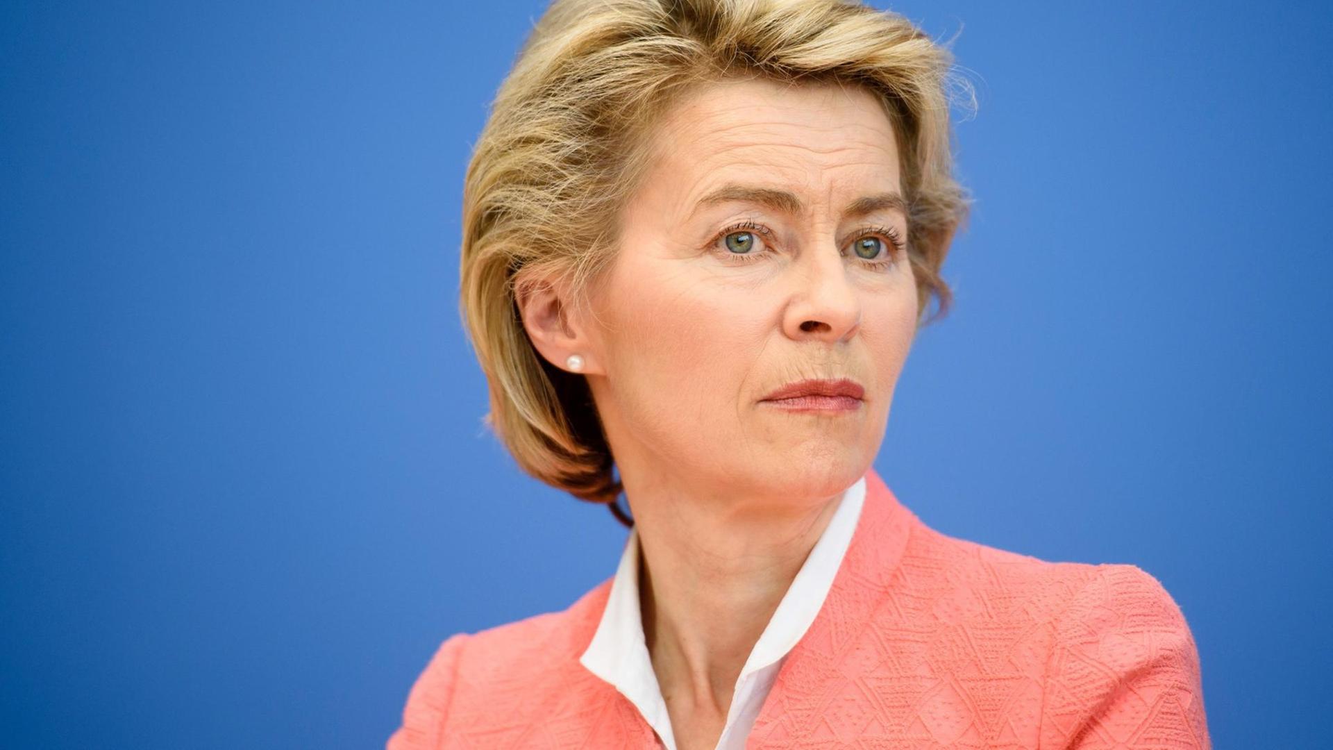Bundesverteidigungsministerin Ursula von der Leyen (CDU), spricht am 09.03.2017 in Berlin auf einer gemeinsamen Pressekonferenz von Bund und Ländern nach dem Abschluss der Anti-Terror-Übung von Bundeswehr und Polizei. Foto: Gregor Fischer/dpa | Verwendung weltweit Bundesverteidigungsministerin Ursula von der Leyen (CDU), spricht am 09.03.2017 in Berlin auf einer gemeinsamen Pressekonferenz von Bund und Ländern nach dem Abschluss der Anti-Terror-Übung von Bundeswehr und Polizei. Foto: Gregor Fischer/dpa | Verwendung weltweit