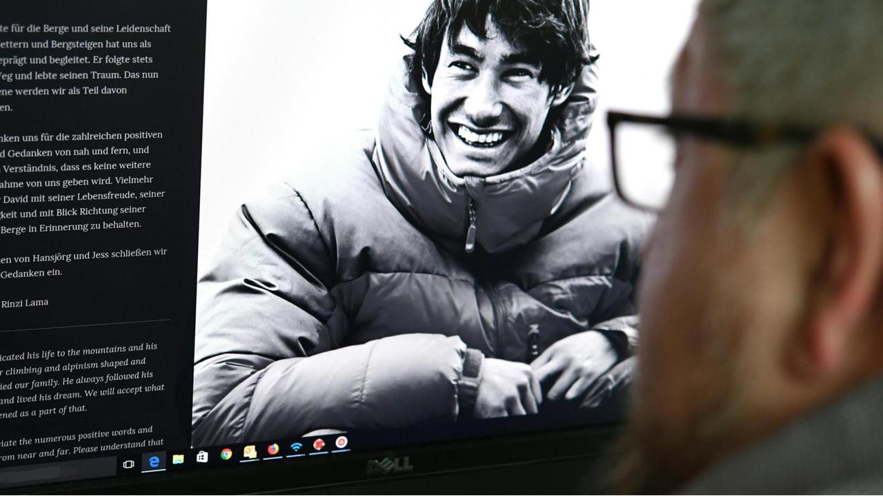 Eine Person liest das Statement der Eltern auf der Homepage des Tiroler Alpinisten David Lama. Eine Person liest das Statement der Eltern auf der Homepage des Tiroler Alpinisten David Lama.