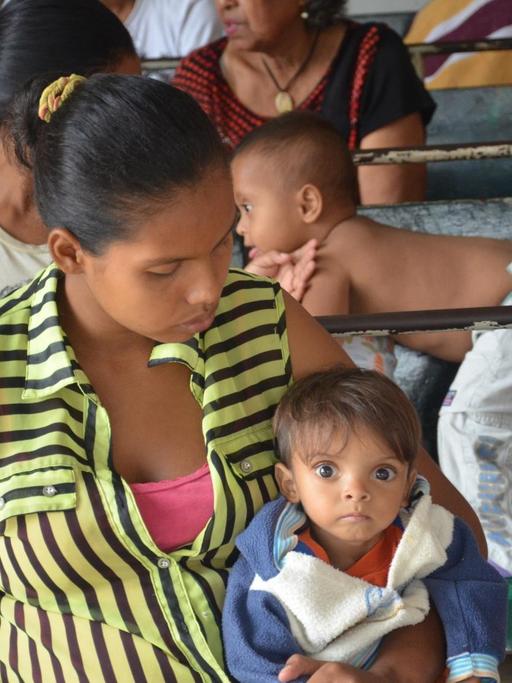 Der kleine Isaai Camacho (v.r.) wartet mit seiner Mutter am 20.06.2016 am Kinderkrankenhaus «Jorge Lizarraga» der Stadt Valencia in Venezuela (Südamerika) auf eine Behandlung.