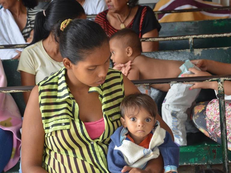 Der kleine Isaai Camacho (v.r.) wartet mit seiner Mutter am 20.06.2016 am Kinderkrankenhaus «Jorge Lizarraga» der Stadt Valencia in Venezuela (Südamerika) auf eine Behandlung.