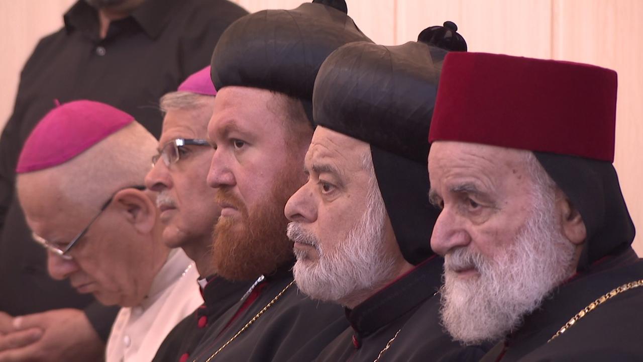 "Die verschiedenen Religionen haben im Irak immer gut zusammenlebt." Der Bischof von Mossul weiht ein neues Gotteshaus für vertriebene Christen ein "Die verschiedenen Religionen haben im Irak immer gut zusammenlebt." Der Bischof von Mossul weiht ein neues Gotteshaus für vertriebene Christen ein