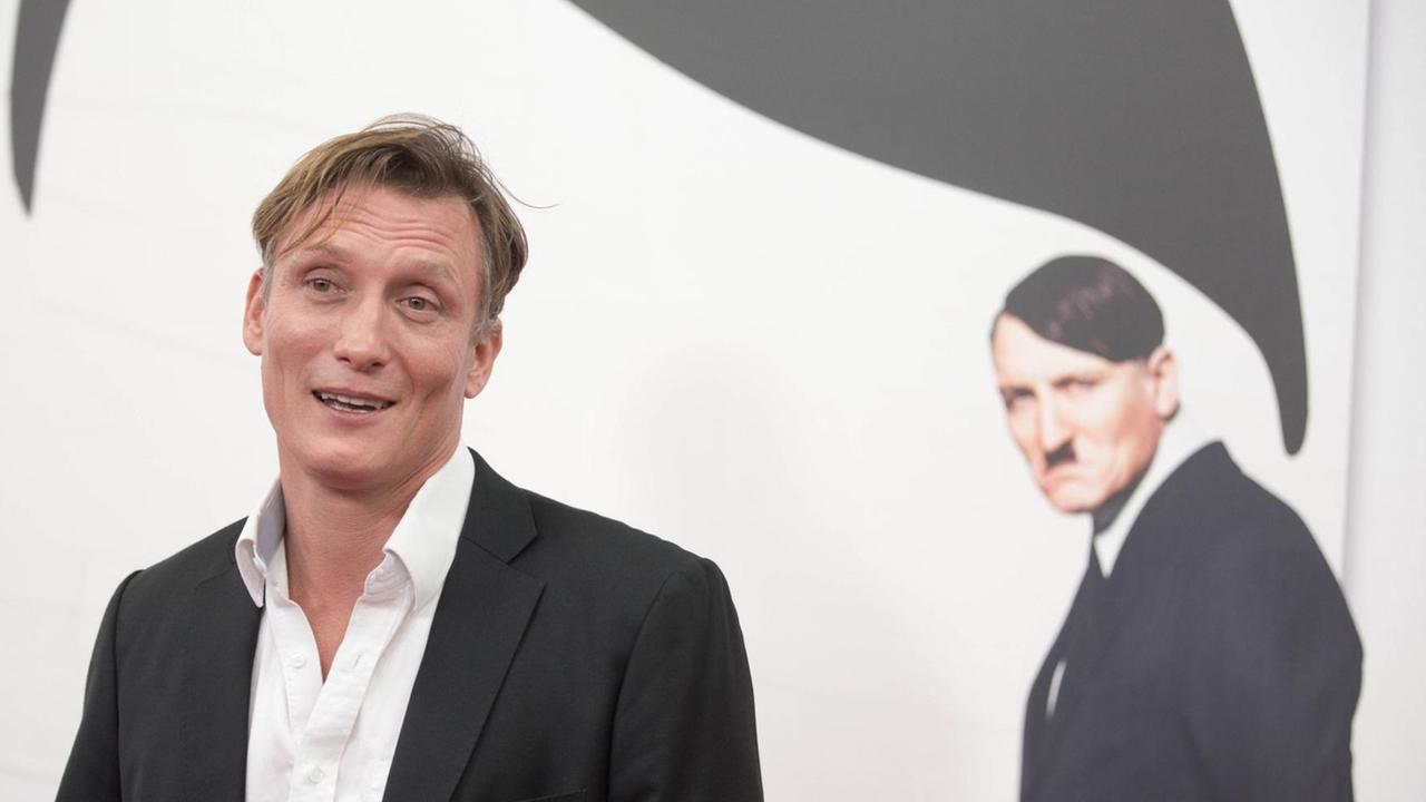 Der Schauspieler Oliver Masucci kommt zur Welturaufführung des Kinofilms "Er ist wieder da" am 06.10.2015 in Berlin. Der Schauspieler Oliver Masucci kommt zur Welturaufführung des Kinofilms "Er ist wieder da" am 06.10.2015 in Berlin.
