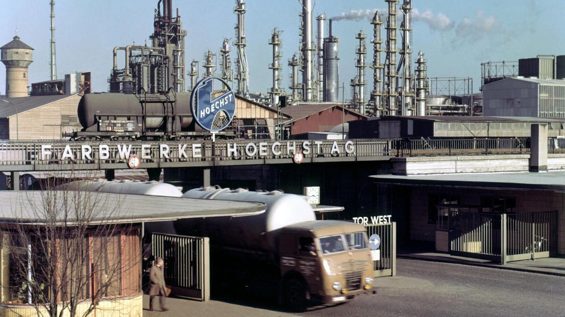 Ein Lastwagen passiert des Tor West des Stammwerkes der Farbwerke Hoechst AG in Frankfurt am Main.