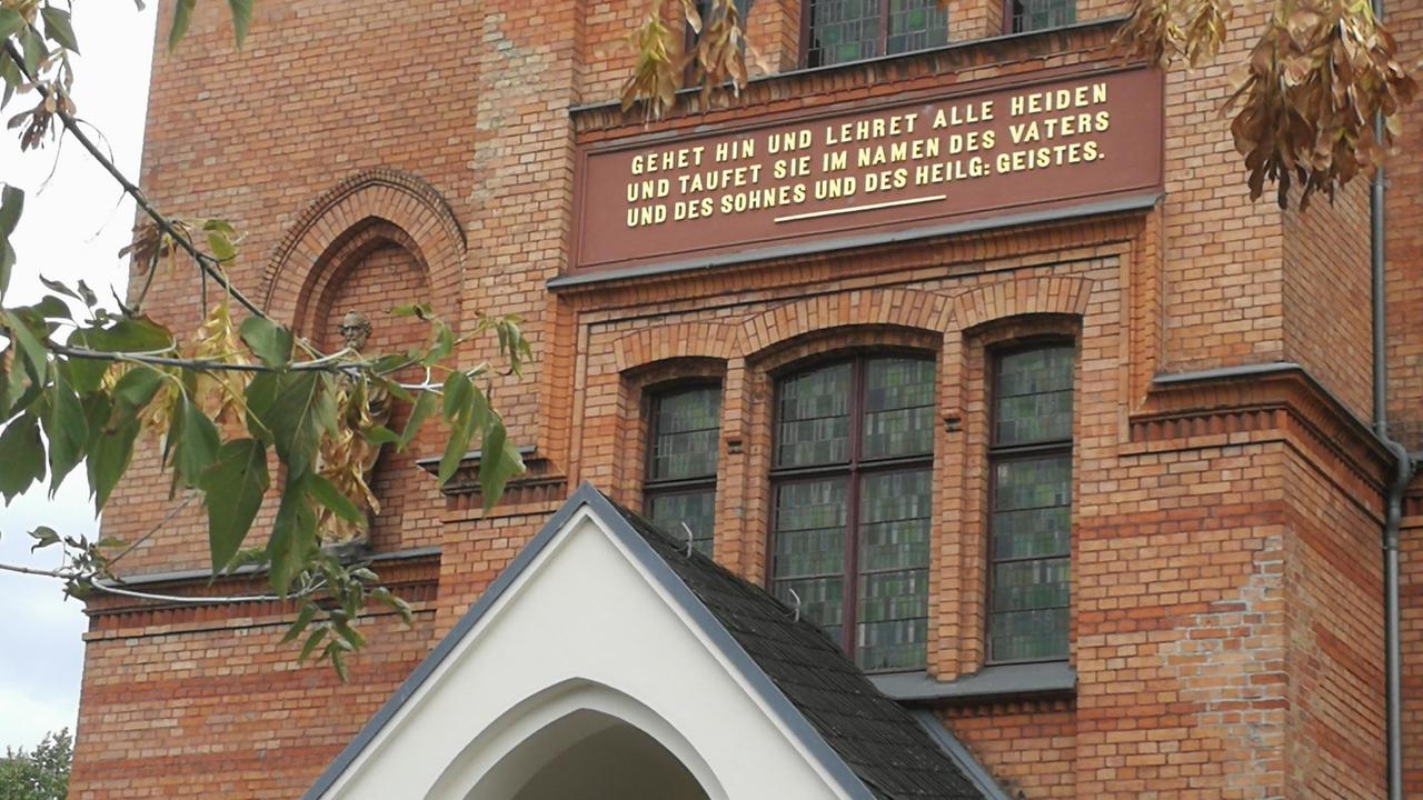 "Lehret alle Heiden" steht auf der Backstein-Fassade des Berliner Missionswerks "Lehret alle Heiden" steht auf der Backstein-Fassade des Berliner Missionswerks