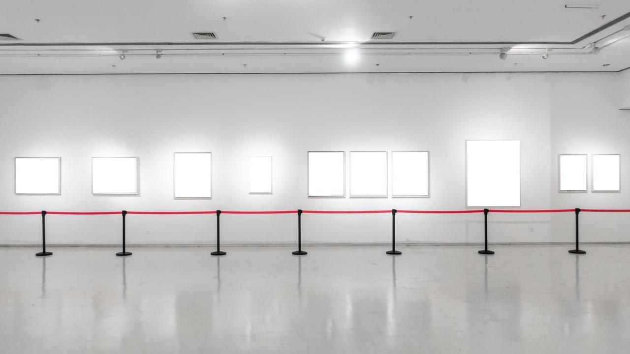Leere Bilderrahmen in einem Museum.