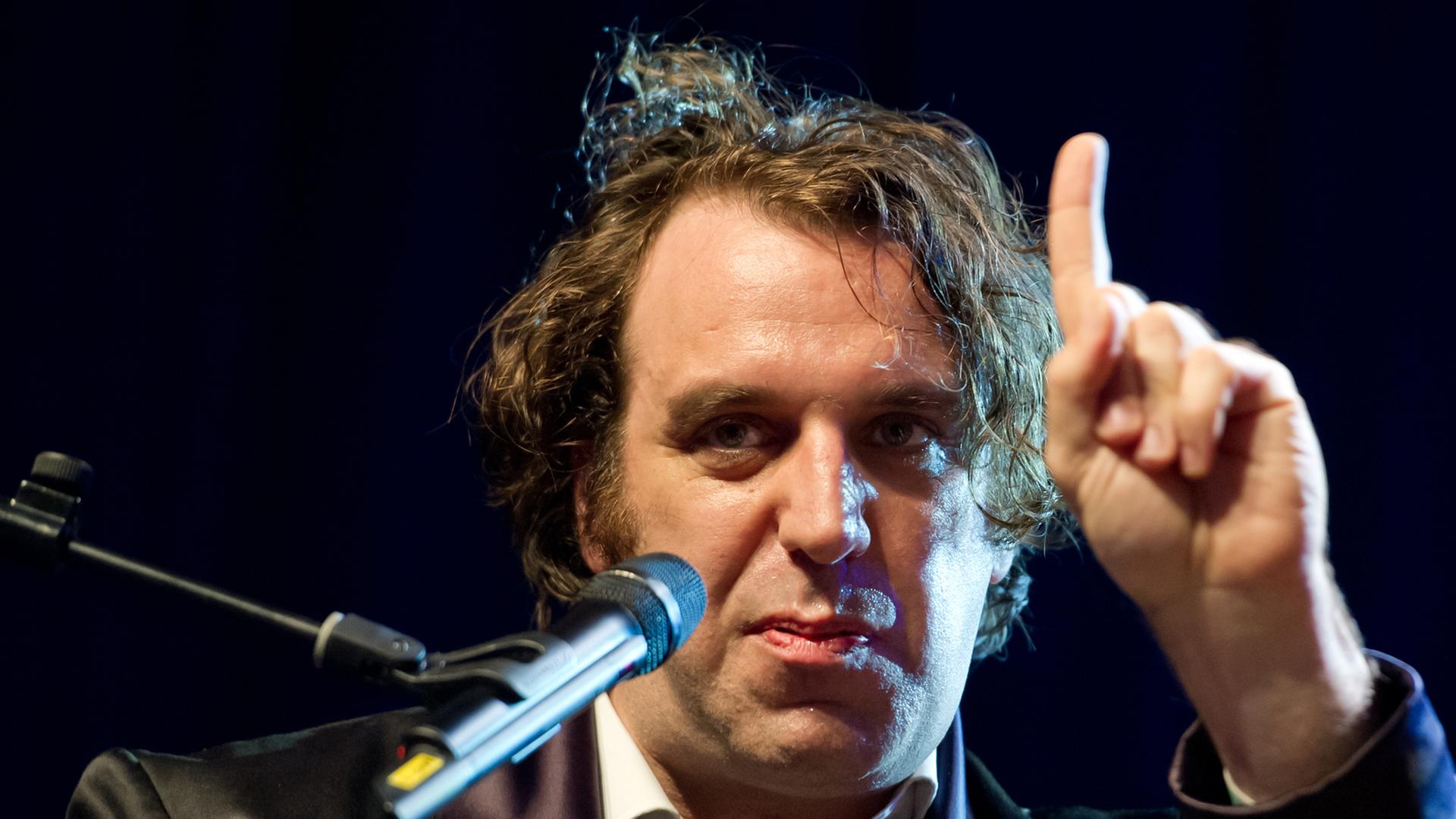 Ein Porträt von Chilly Gonzales am Mikrofon. Ein Porträt von Chilly Gonzales am Mikrofon.