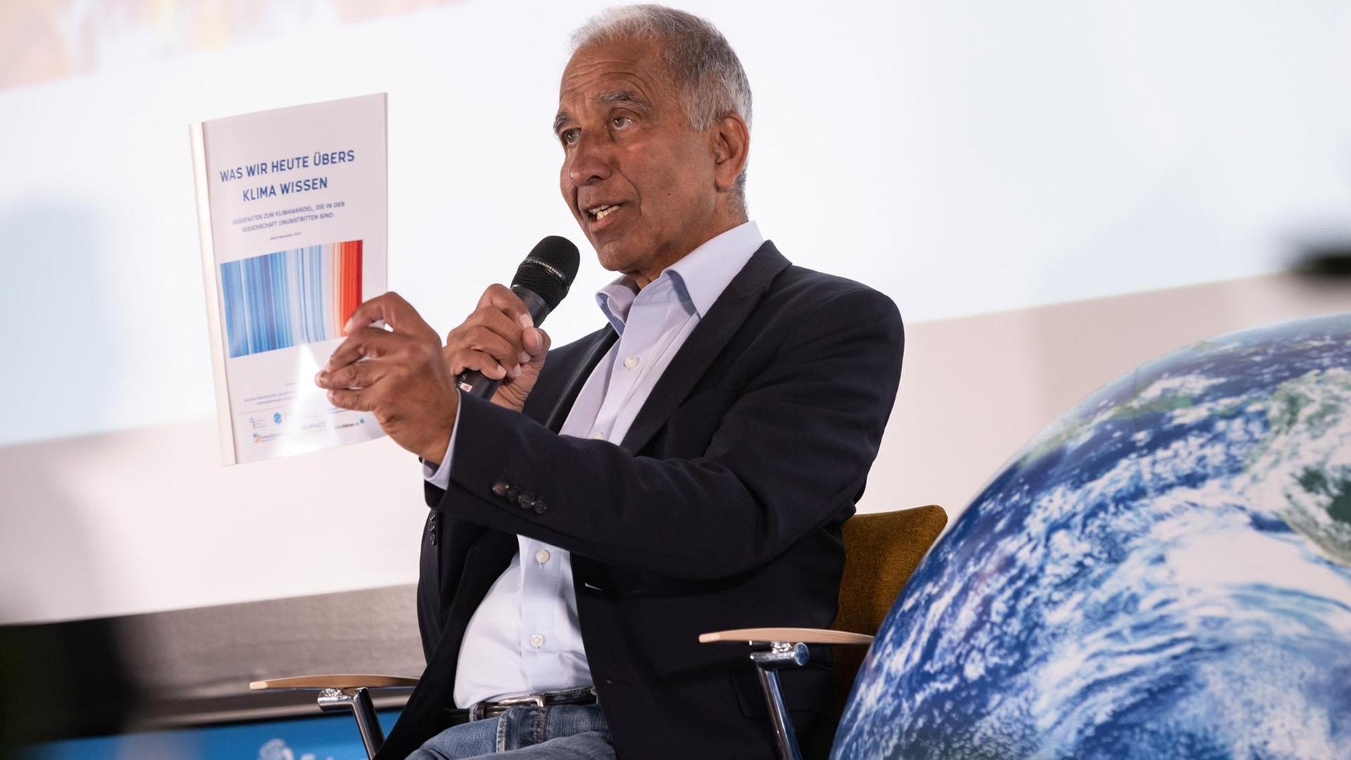Der Vorsitzende des Deutschen Klimakorsortiums, Prof. Mojib Latif spricht auf einer Pressekonferenz zum 10. ExtremWetterKongress. Die Wissenschaftler stellen den aktuellen Stand der Klimaforschung vor dem Hintergrund der Veränderungen extremer Wetterphänomene vor und ordnen auch aktuelle Ereignisse ein. Alle drei Jahre findet in der Hansestadt der Kongress mit Fachausstellung zum Thema Extremwetter im Klimawandel statt. Der Vorsitzende des Deutschen Klimakorsortiums, Prof. Mojib Latif spricht auf einer Pressekonferenz zum 10. ExtremWetterKongress. Die Wissenschaftler stellen den aktuellen Stand der Klimaforschung vor dem Hintergrund der Veränderungen extremer Wetterphänomene vor und ordnen auch aktuelle Ereignisse ein. Alle drei Jahre findet in der Hansestadt der Kongress mit Fachausstellung zum Thema Extremwetter im Klimawandel statt.