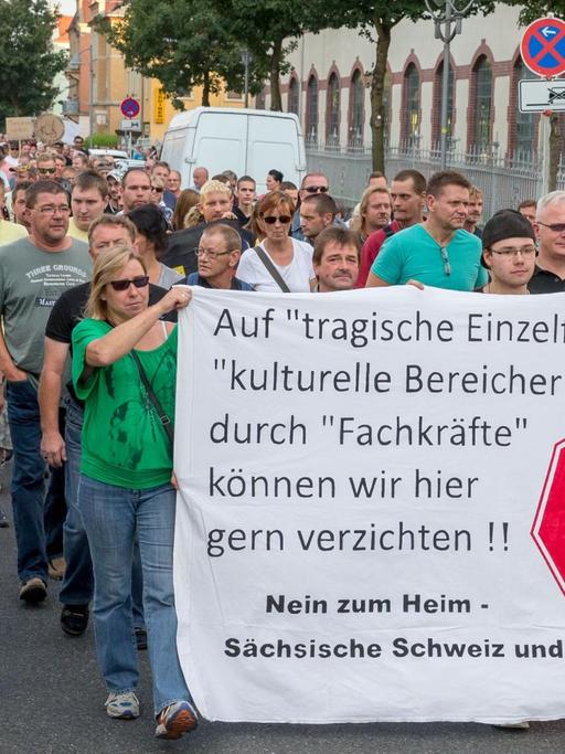 Demonstranten tragen in Heidenau ein Plakat mit der Aufschrift: "Asylflut stoppen!"