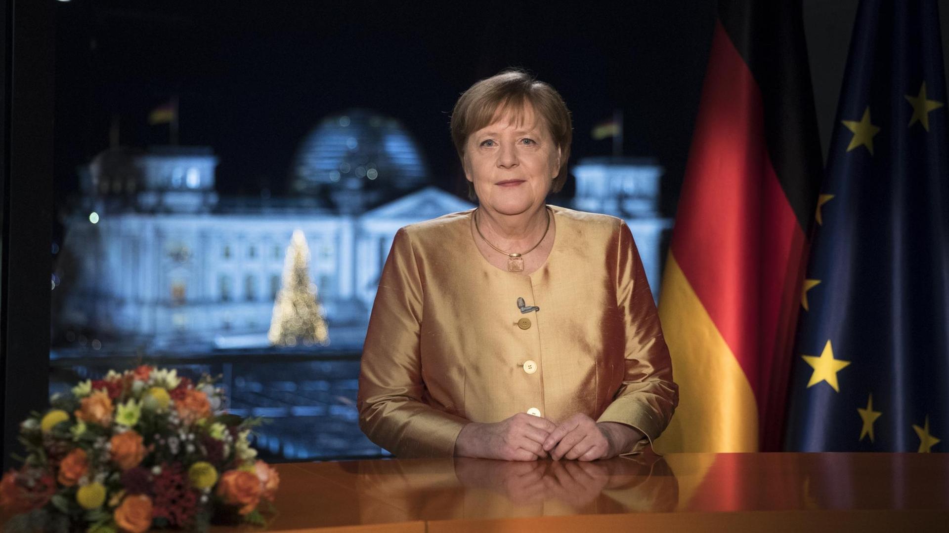 Bundeskanzlerin Angela Merkel (CDU) spricht bei der Fernsehaufzeichnung ihrer jährlichen Neujahrsansprache im Kanzleramt.