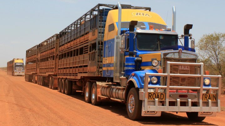 Road Train im australischen Outback. Road Train im australischen Outback.