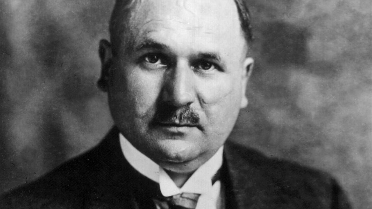 Hans Bredow, im Jahr 1926, sitzt an einem Schreibtisch und schaut in die Kamera. Hans Bredow, im Jahr 1926, sitzt an einem Schreibtisch und schaut in die Kamera.