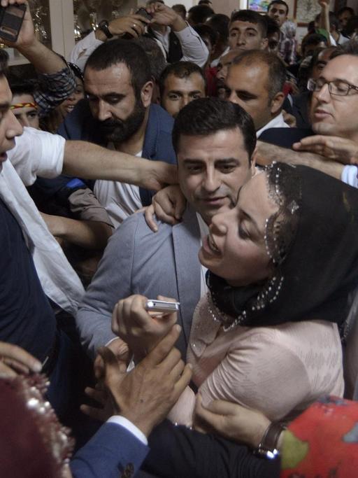 Der Ko-Vorsitzende der HDP, Selahattin Demirtas, bei der Stimmabgabe am 07.06.2015