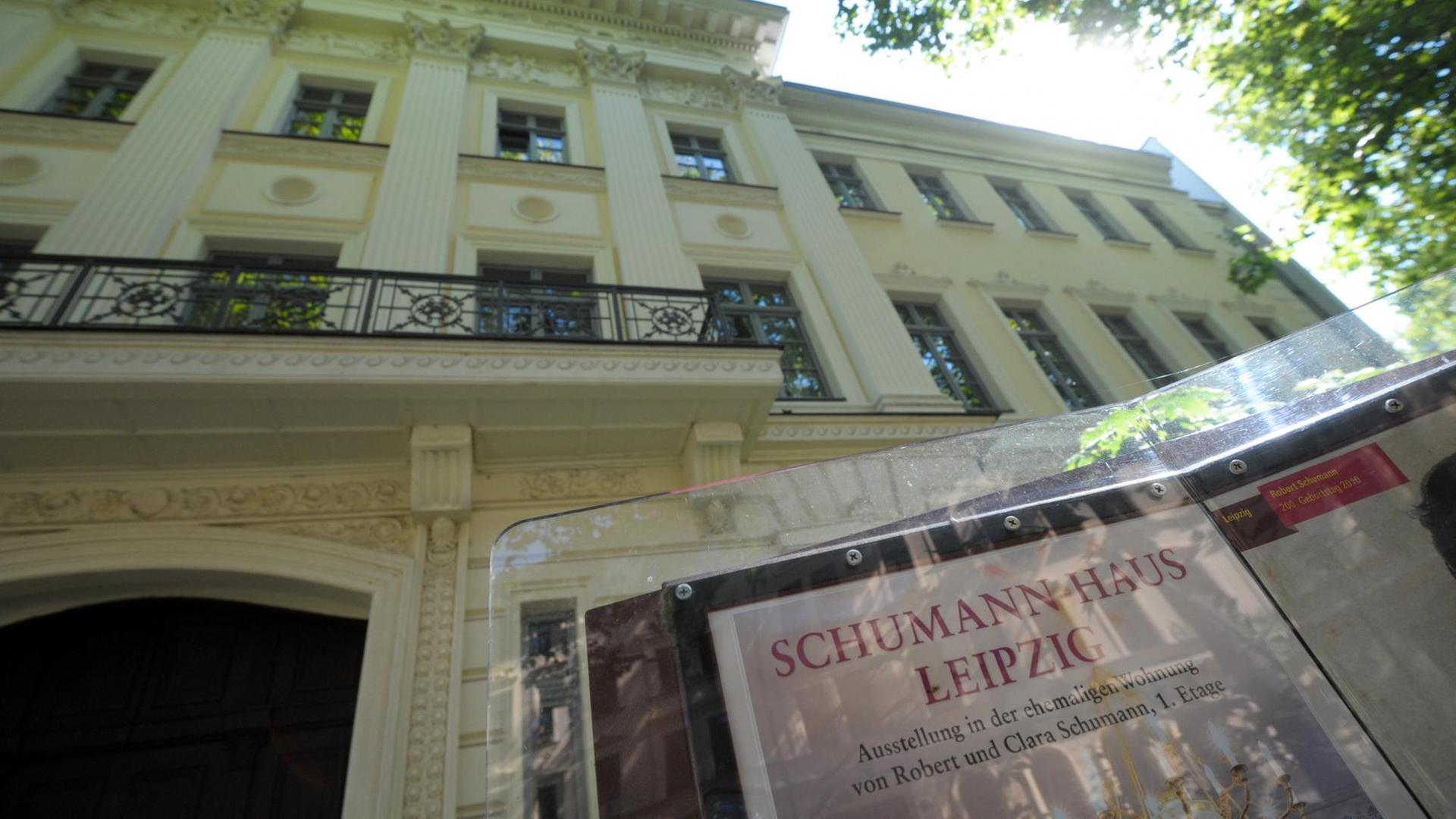 Das ehemalige Wohnhaus des Komponisten Robert Schumann (1810-1856) in Leipzig. Der Musiker lebte 16 Jahre in der Stadt. Das ehemalige Wohnhaus des Komponisten Robert Schumann (1810-1856) in Leipzig. Der Musiker lebte 16 Jahre in der Stadt.