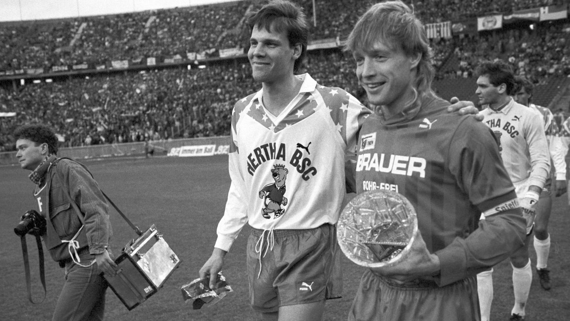 Einlauf der Mannschaften vor Beginn des innerstädtischen "Fußball-Gipfels" zwischen Hertha BSC und Union Berlin am 27.01.1990 im Olympiastadion in Berlin. Hertha gewann 2:1. | Verwendung weltweit Einlauf der Mannschaften vor Beginn des innerstädtischen "Fußball-Gipfels" zwischen Hertha BSC und Union Berlin am 27.01.1990 im Olympiastadion in Berlin. Hertha gewann 2:1. | Verwendung weltweit