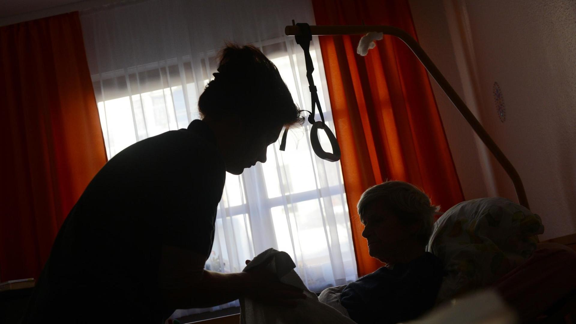 Eine Frau wird in einem Seniorenheim von einer Pflegerin betreut. Eine Frau wird in einem Seniorenheim von einer Pflegerin betreut.