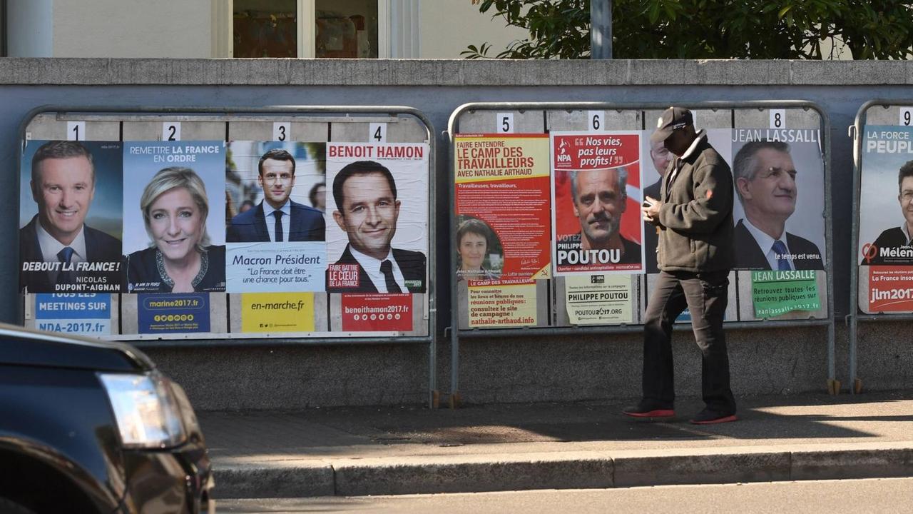 Man sieht Wahlkampfplakate der elf französischen Präsidentschaftskantidaten im elsässischen Mulhouse.