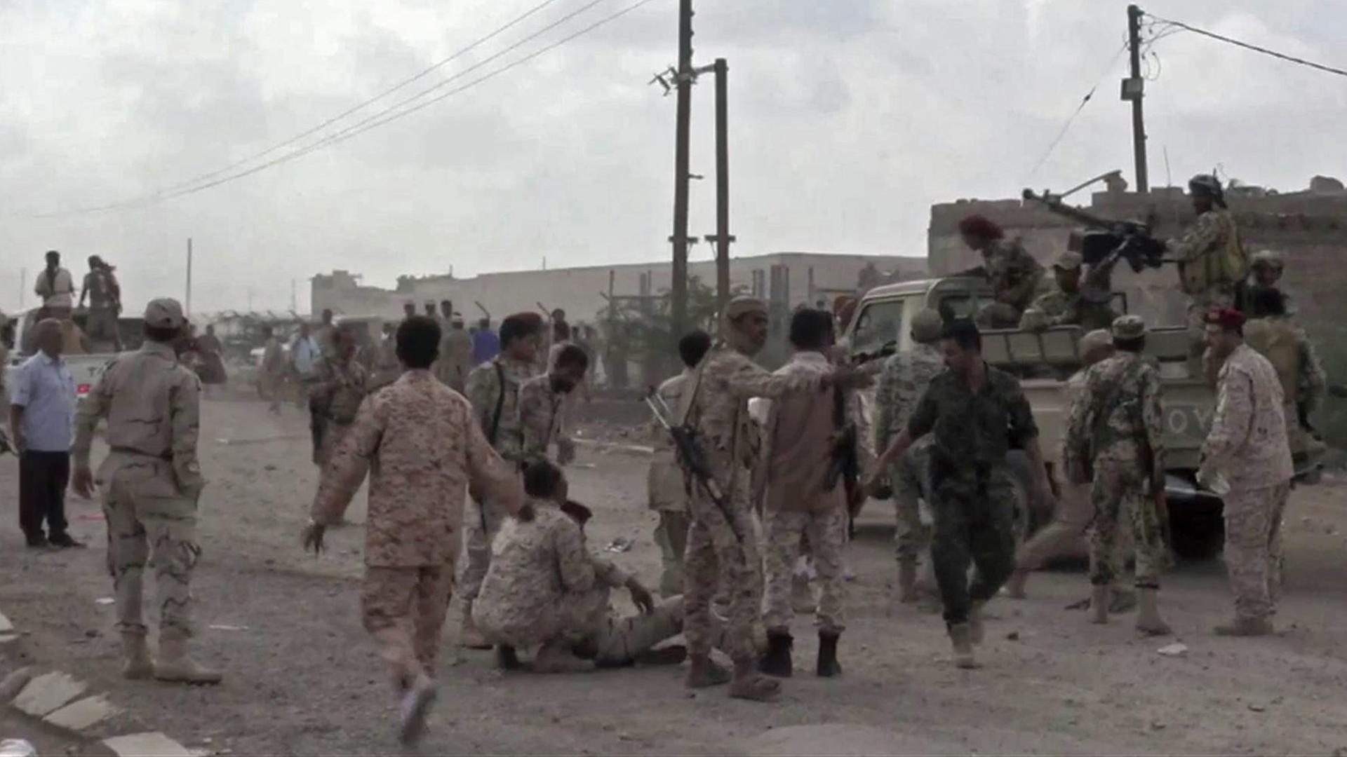 Das Foto aus einem Video zeigt die Situation nach einem Drohnen-Angriff der Huthi-Rebellen auf eine Militärparade an einem Luftwaffenstützpunkt der Armee in der Nähe der jemenitischen Stadt Aden. Das Foto aus einem Video zeigt die Situation nach einem Drohnen-Angriff der Huthi-Rebellen auf eine Militärparade an einem Luftwaffenstützpunkt der Armee in der Nähe der jemenitischen Stadt Aden.