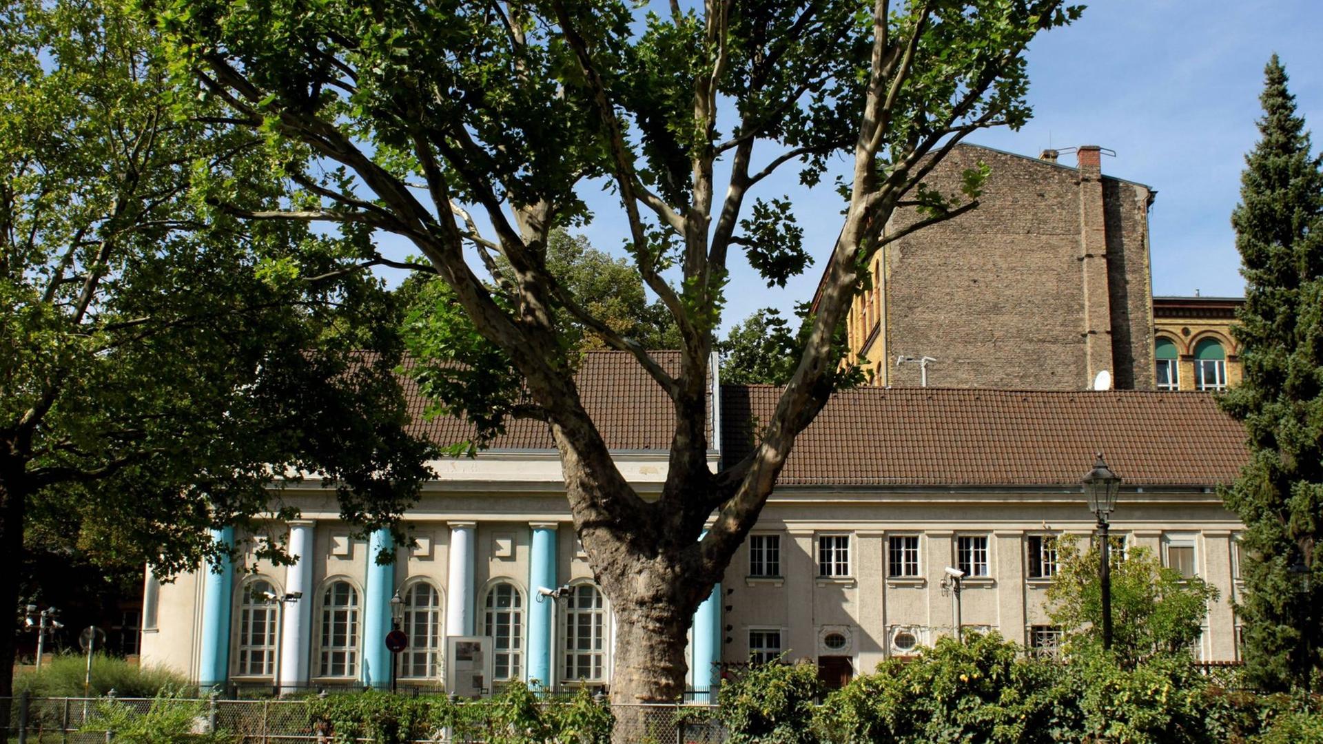 Das Restgebäude der jüdischen Synagoge am Fraenkelufer nahe dem Landwehrkanal in Berlin Das Restgebäude der jüdischen Synagoge am Fraenkelufer nahe dem Landwehrkanal in Berlin