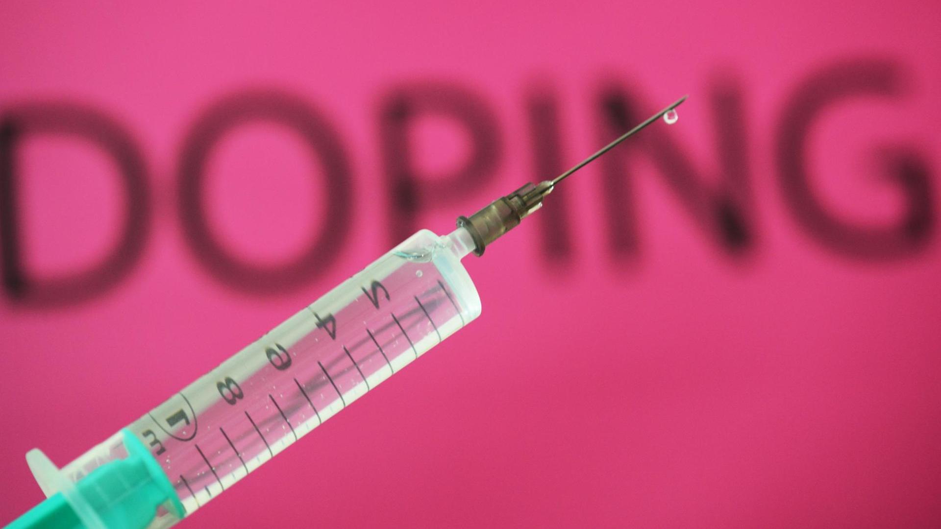 Eine Spritze ist vor dem Wort "Doping" zu sehen. Illustration