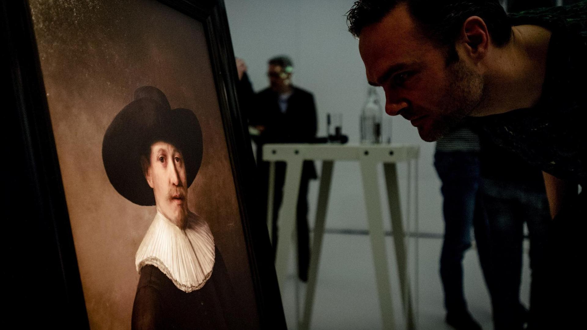 Ein Rembrandt, aber kein echter: Das Bild auf dem Foto wurde von einer Künstlichen Intelligenz erschaffen. Ein Rembrandt, aber kein echter: Das Bild auf dem Foto wurde von einer Künstlichen Intelligenz erschaffen.