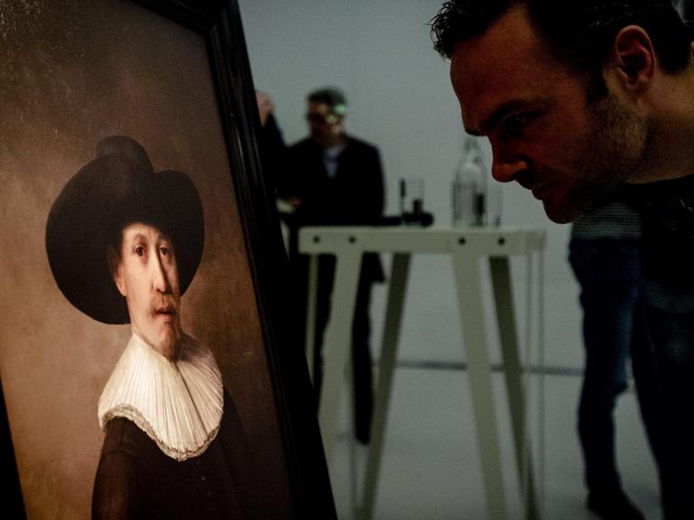 Ein Rembrandt, aber kein echter: Das Bild auf dem Foto wurde von einer Künstlichen Intelligenz erschaffen.