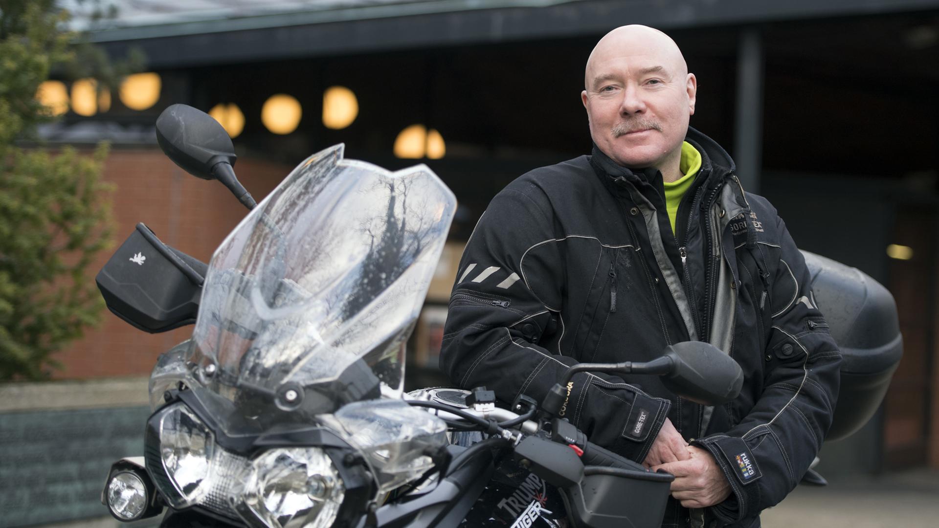 Motorradpfarrer Pfarrer Bernd Schade lehnt am 01.03.2017 in Berlin an seinem Motorrad Triumph Tiger 800. Motorradpfarrer Pfarrer Bernd Schade lehnt am 01.03.2017 in Berlin an seinem Motorrad Triumph Tiger 800.
