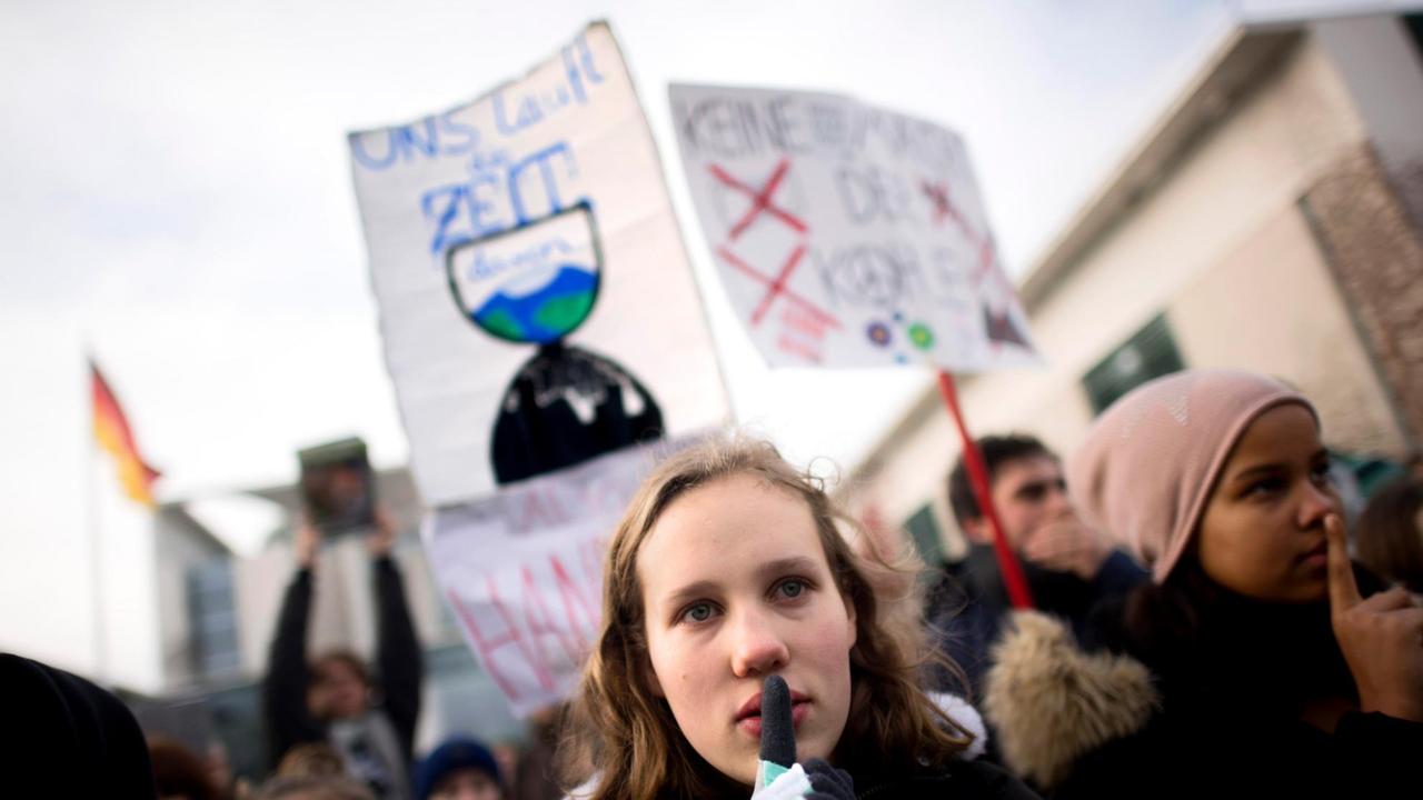 Demonstration der Bewegung Fridays For Future in Berlin. Demonstrantin mit Schild. Demonstration der Bewegung Fridays For Future in Berlin. Demonstrantin mit Schild.