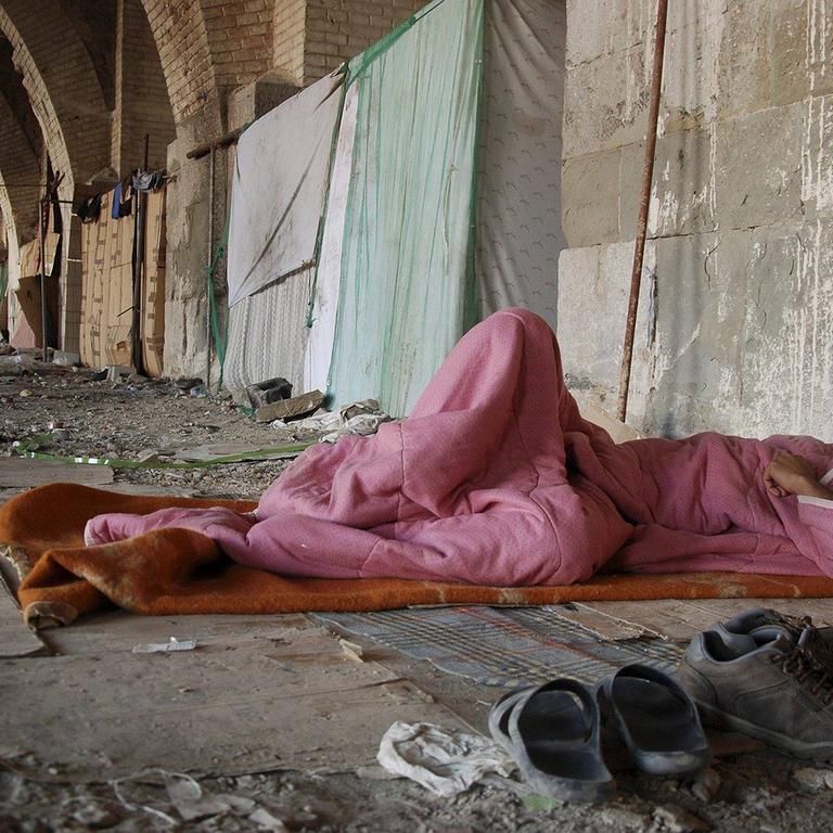 Ein Flüchtling schläft im alten Hafen von Triest (Archivbild 2015)