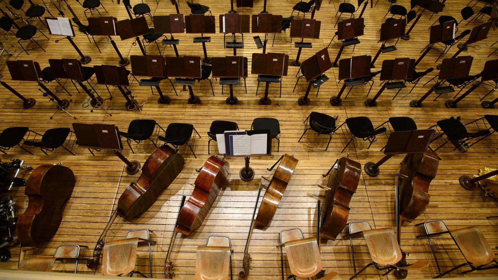 Ein leerer Konzertsaal. Die Instrumente warten auf das Orchester.