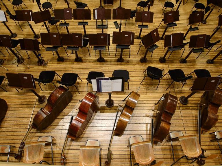 Ein leerer Konzertsaal. Die Instrumente warten auf das Orchester.